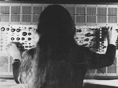 La Performance The Death Of The Machine di Eliane Radigue: un omaggio alla fragilità e la potenza della musica elettronica